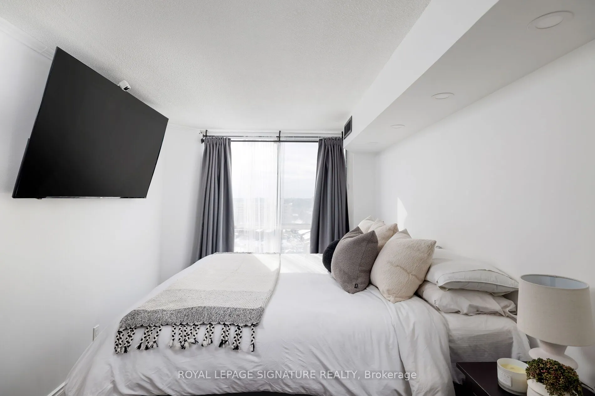 880 Dundas Street W #909