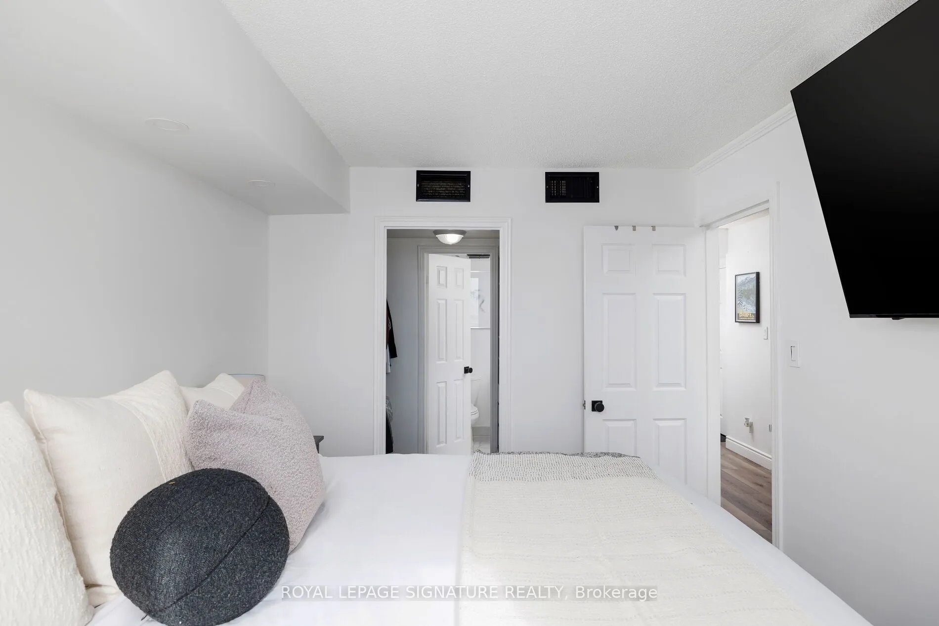 880 Dundas Street W #909