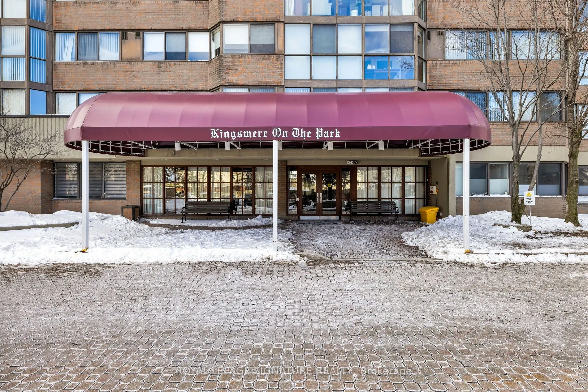 880 Dundas Street W #909