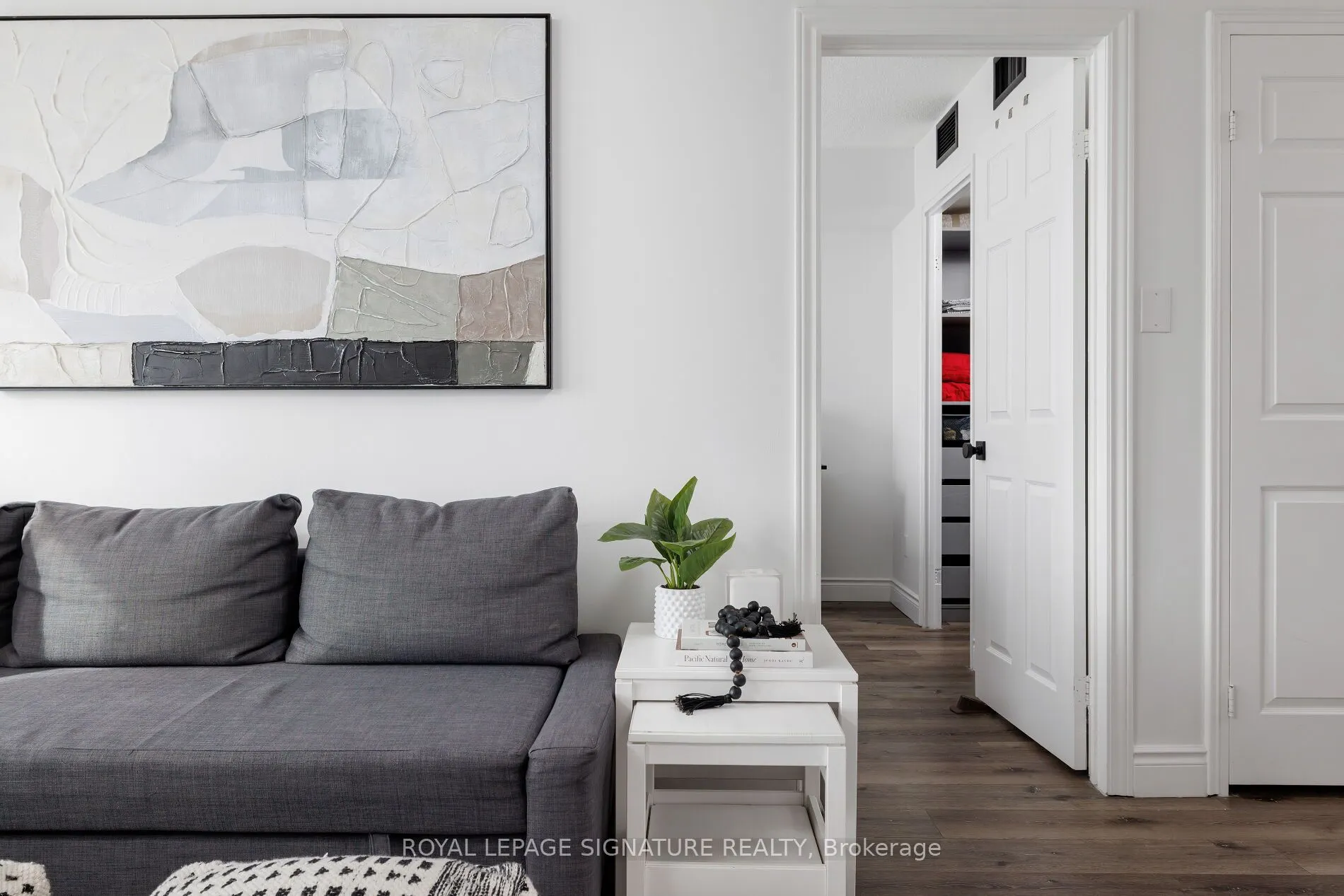 880 Dundas Street W #909