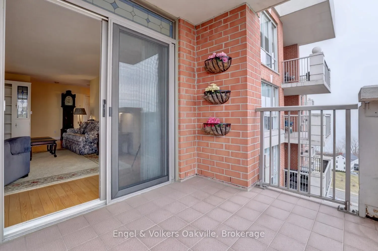 442 Maple Avenue #1402