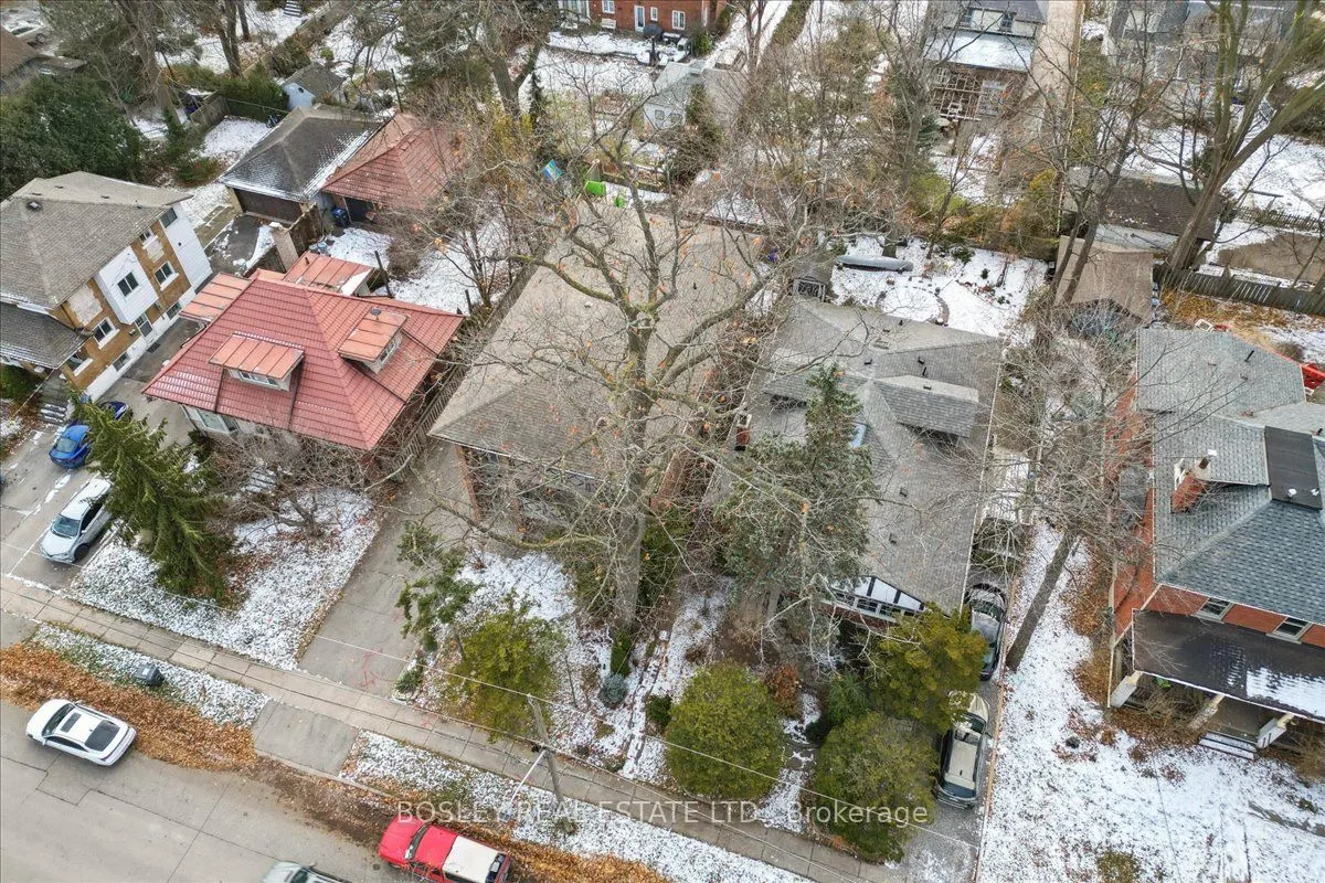24 Oakwood Avenue N
