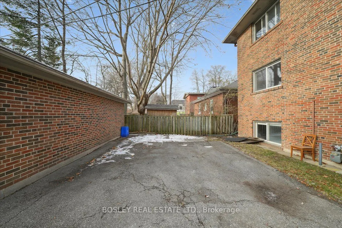 24 Oakwood Avenue N