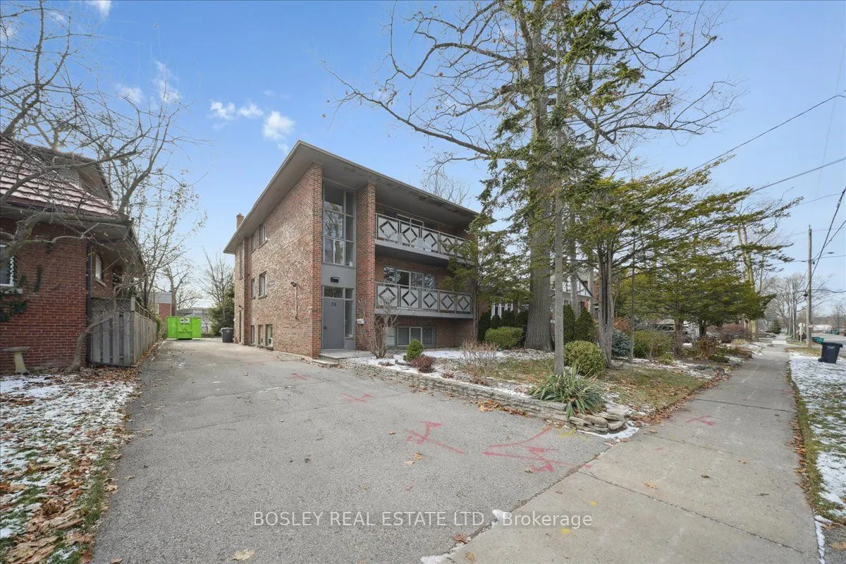 24 Oakwood Avenue N