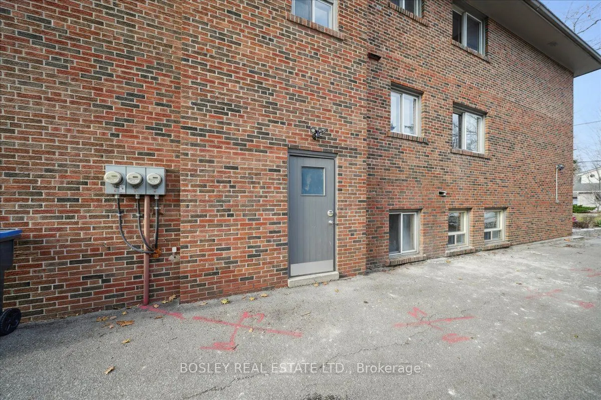 24 Oakwood Avenue N
