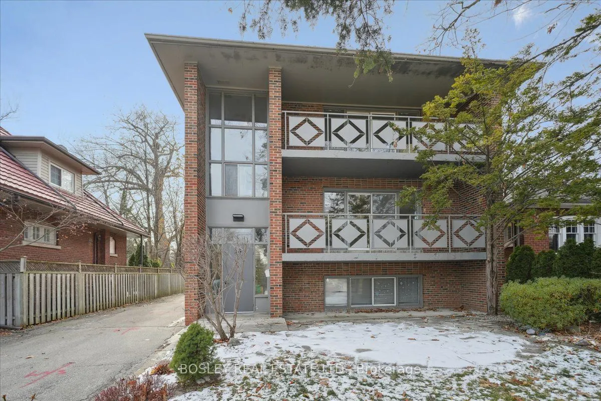 24 Oakwood Avenue N