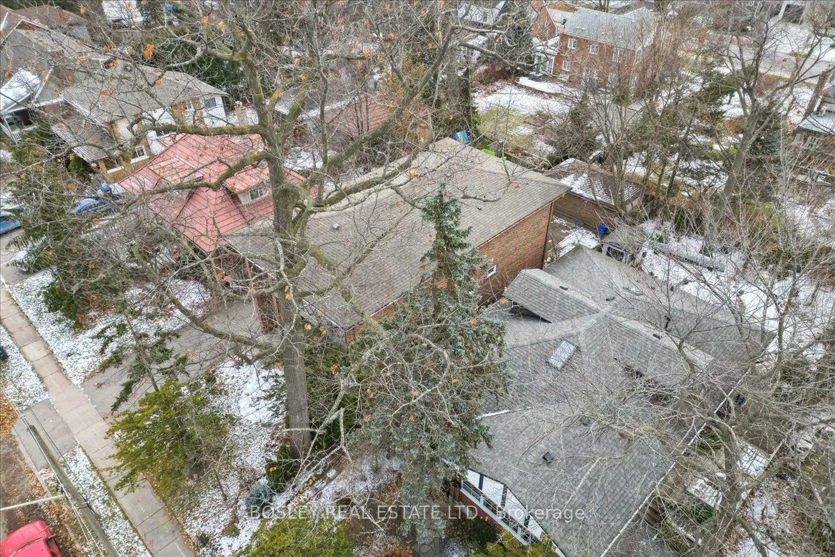 24 Oakwood Avenue N