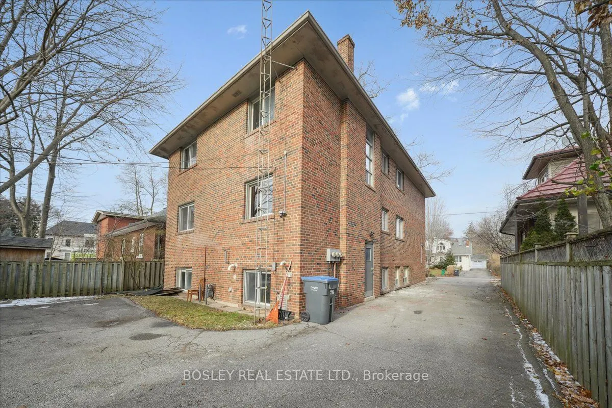 24 Oakwood Avenue N