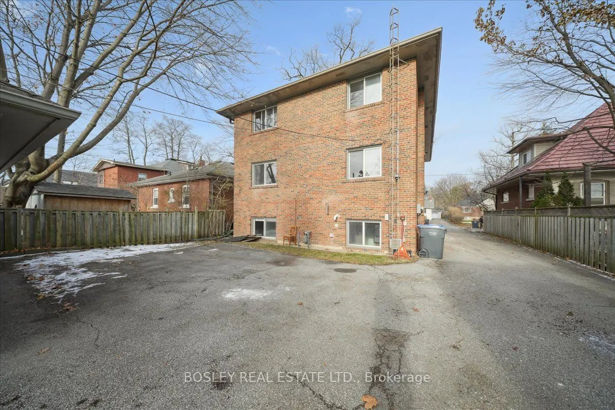 24 Oakwood Avenue N