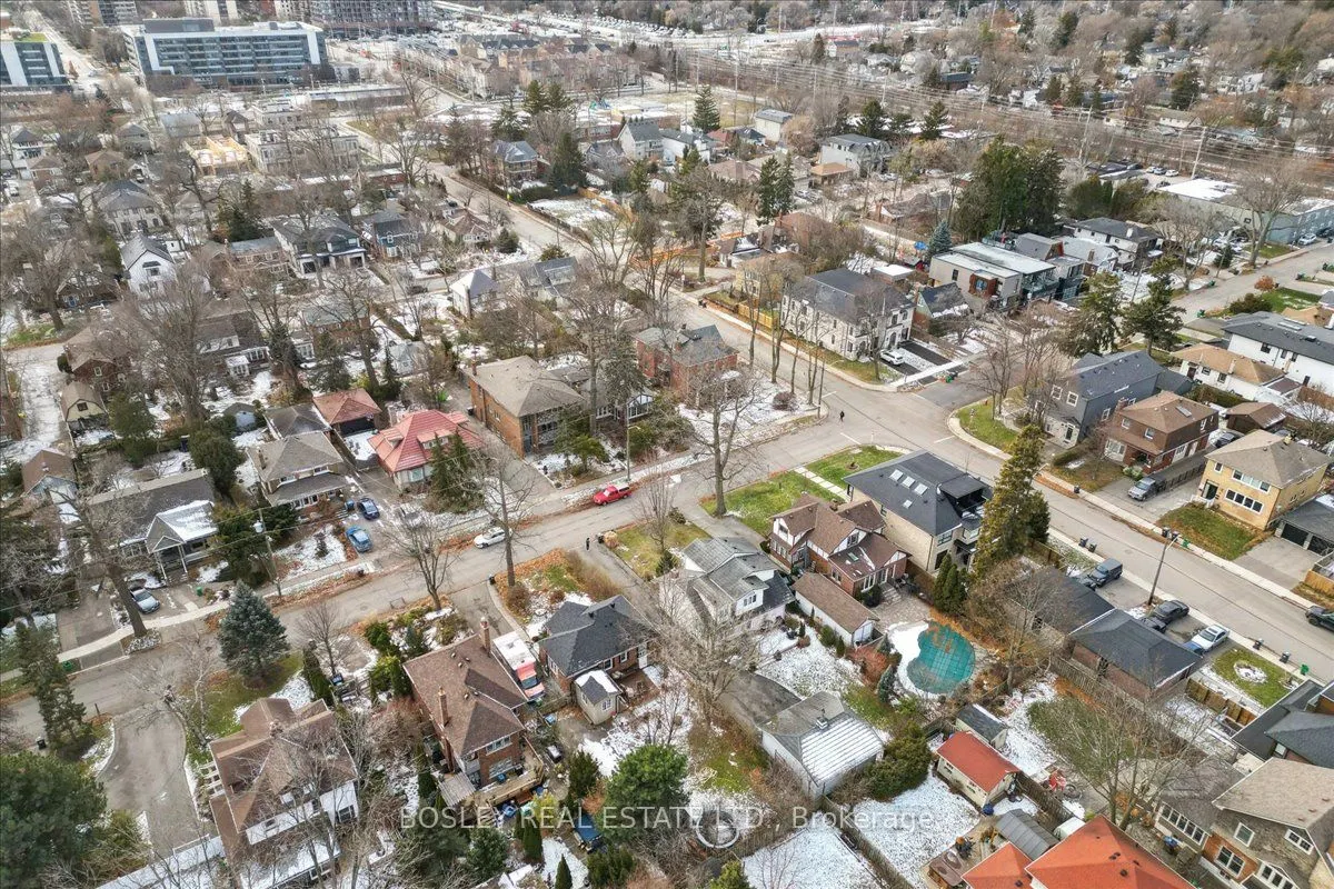 24 Oakwood Avenue N