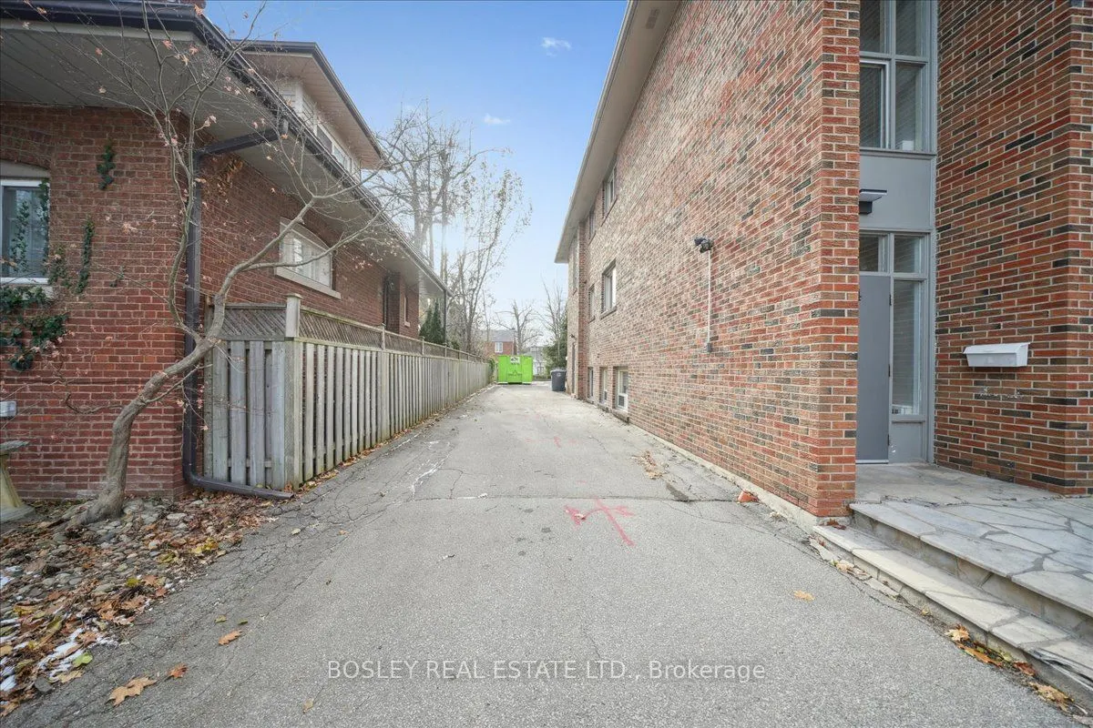 24 Oakwood Avenue N