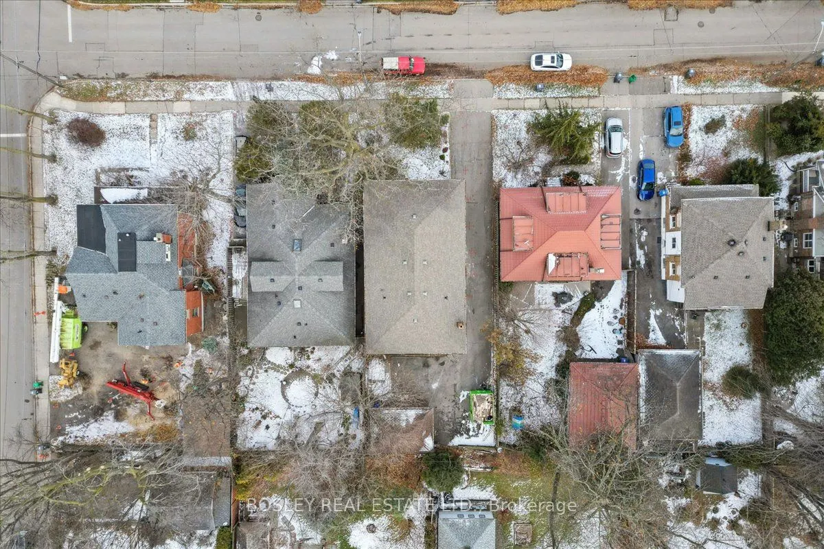 24 Oakwood Avenue N