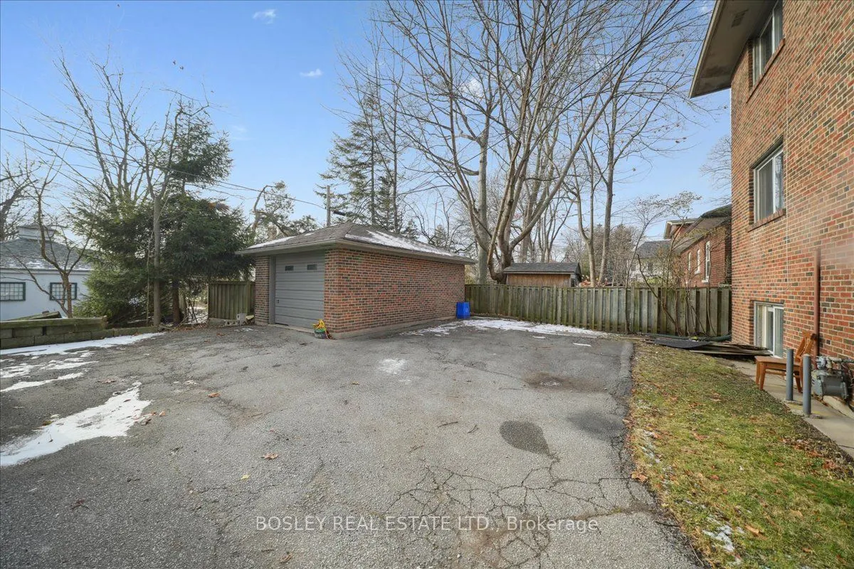 24 Oakwood Avenue N