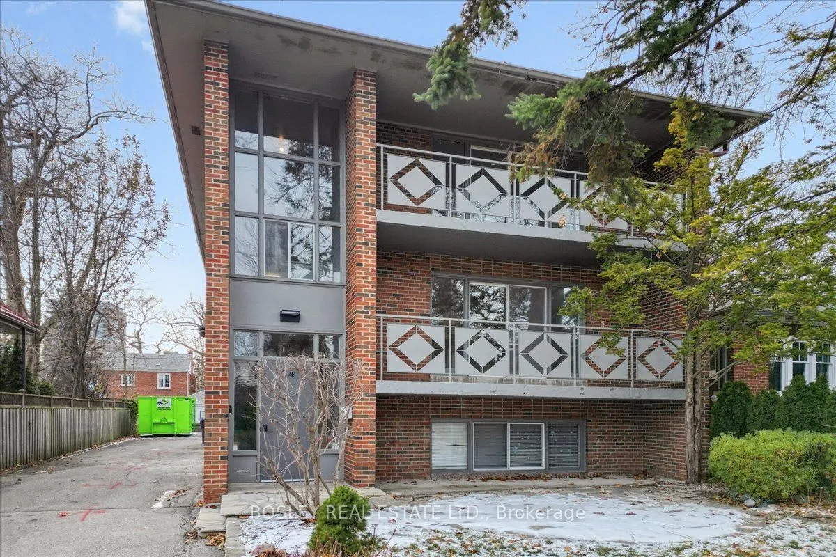 24 Oakwood Avenue N