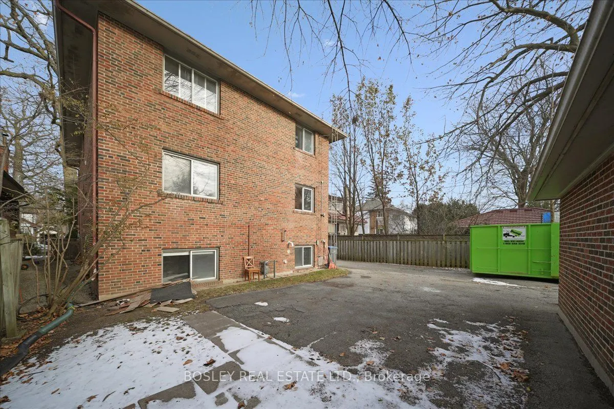 24 Oakwood Avenue N