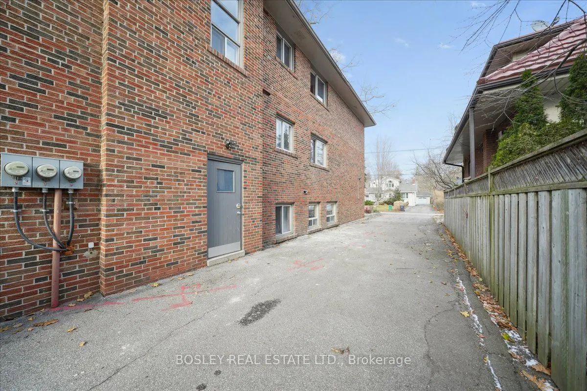 24 Oakwood Avenue N