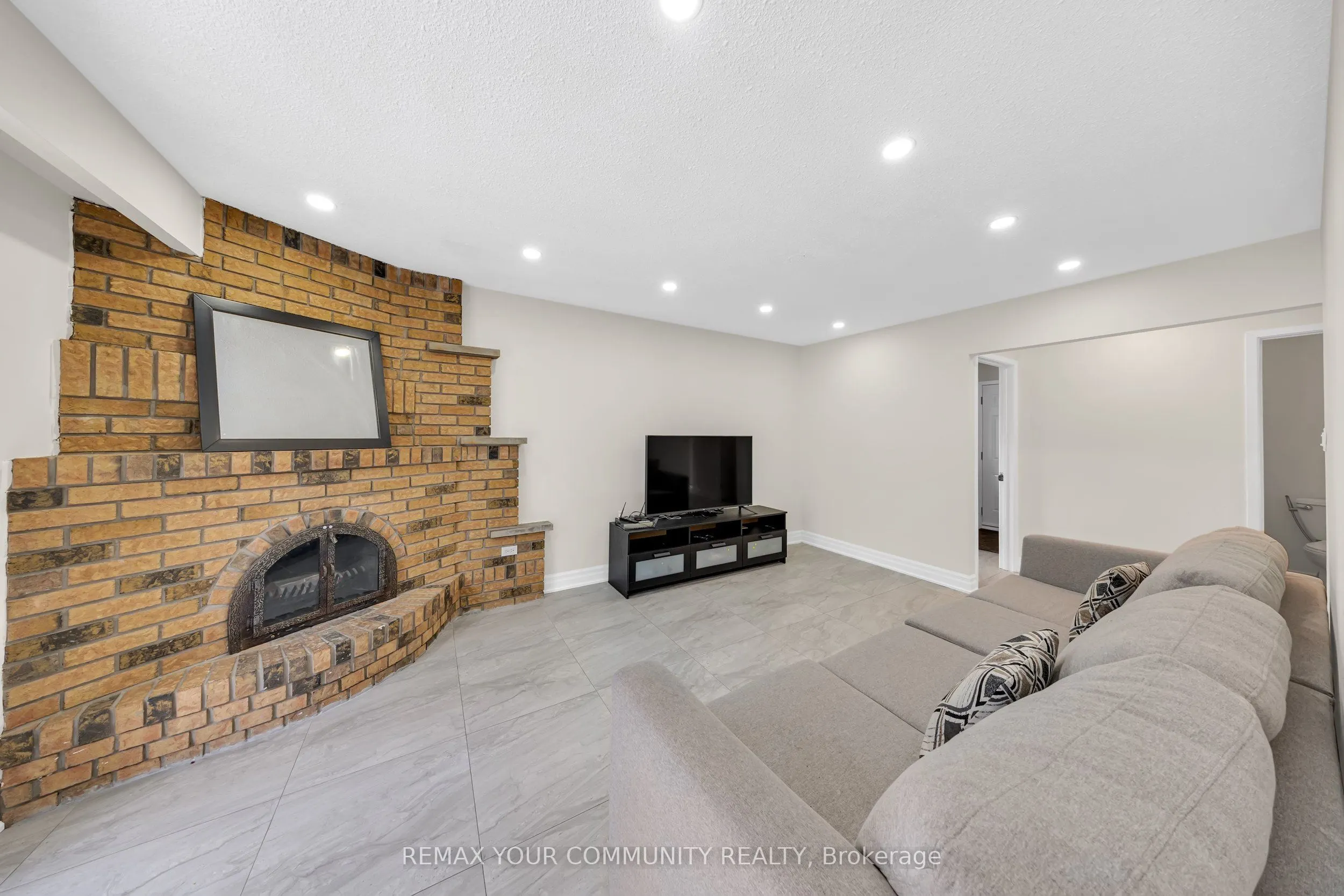 22 MADELAINE Crescent