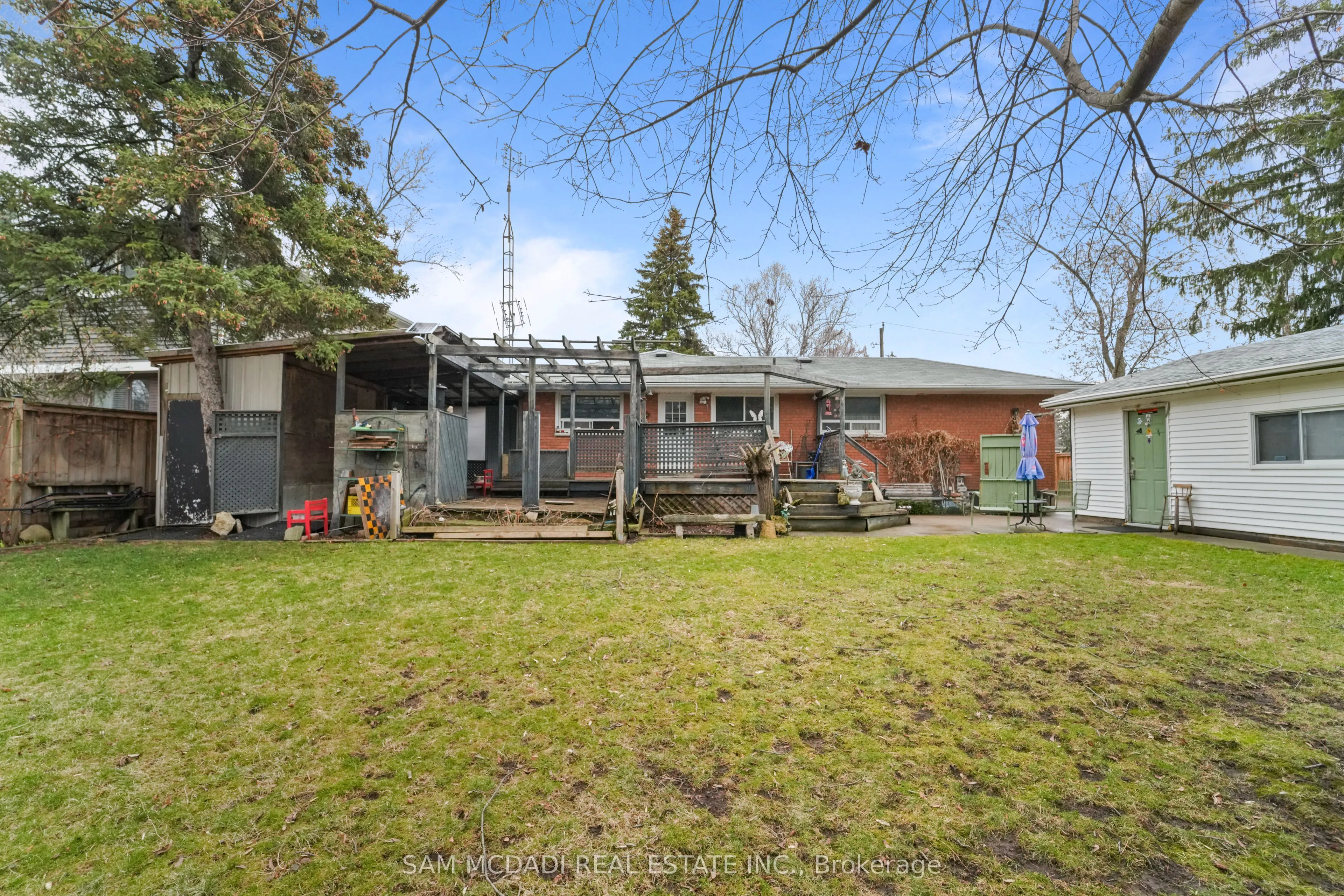2470 Meadowood Crescent