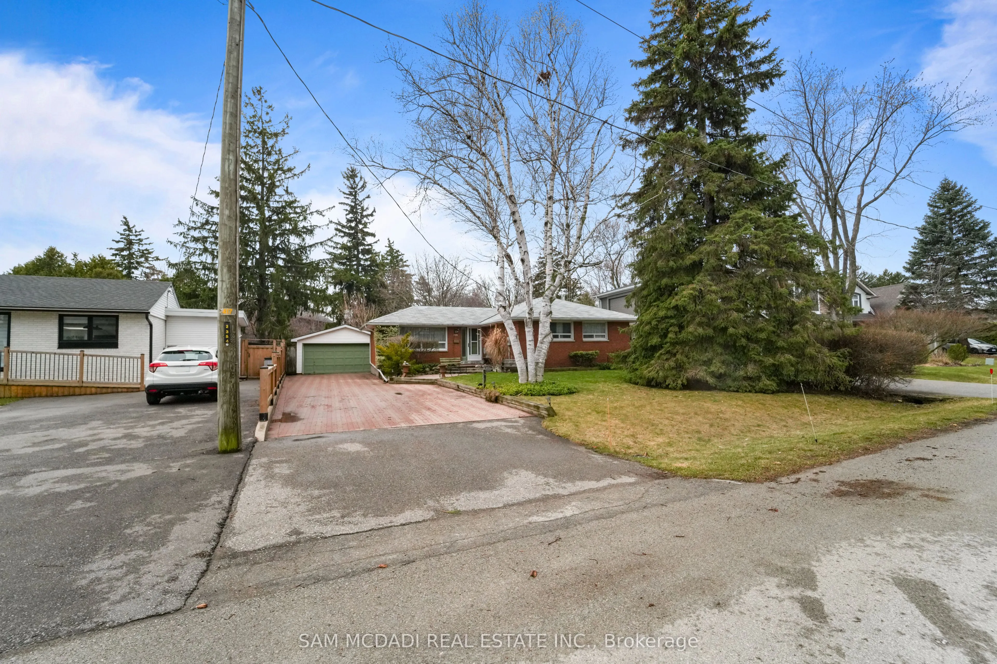 2470 Meadowood Crescent