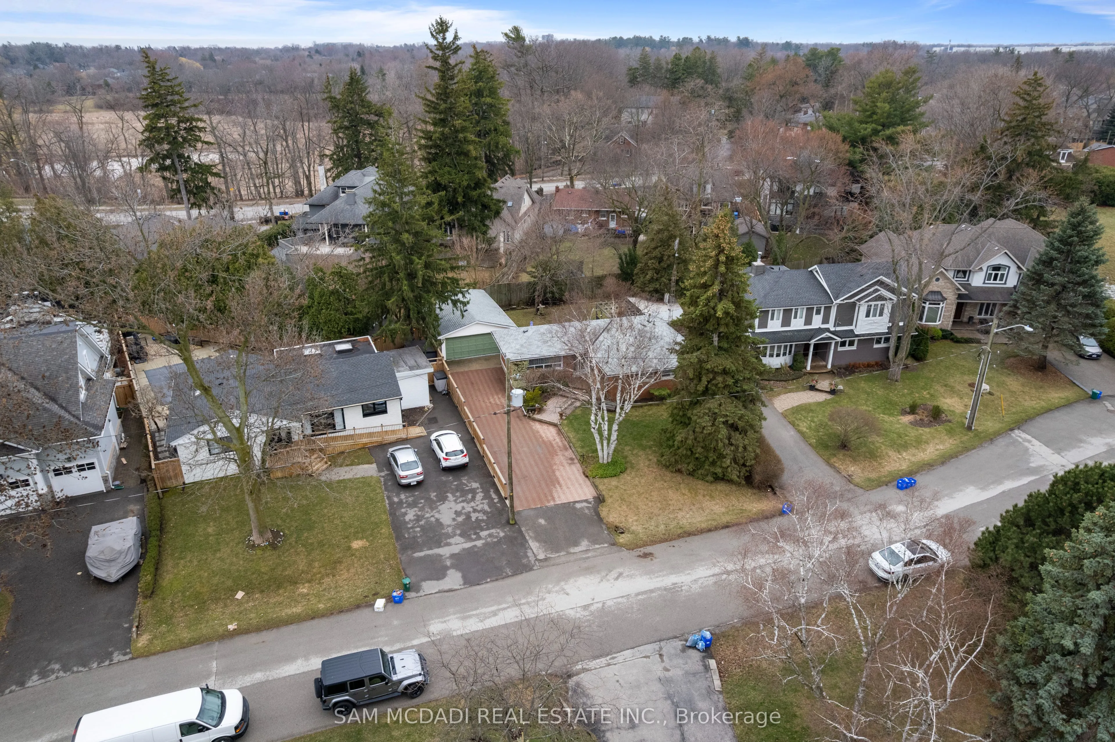 2470 Meadowood Crescent
