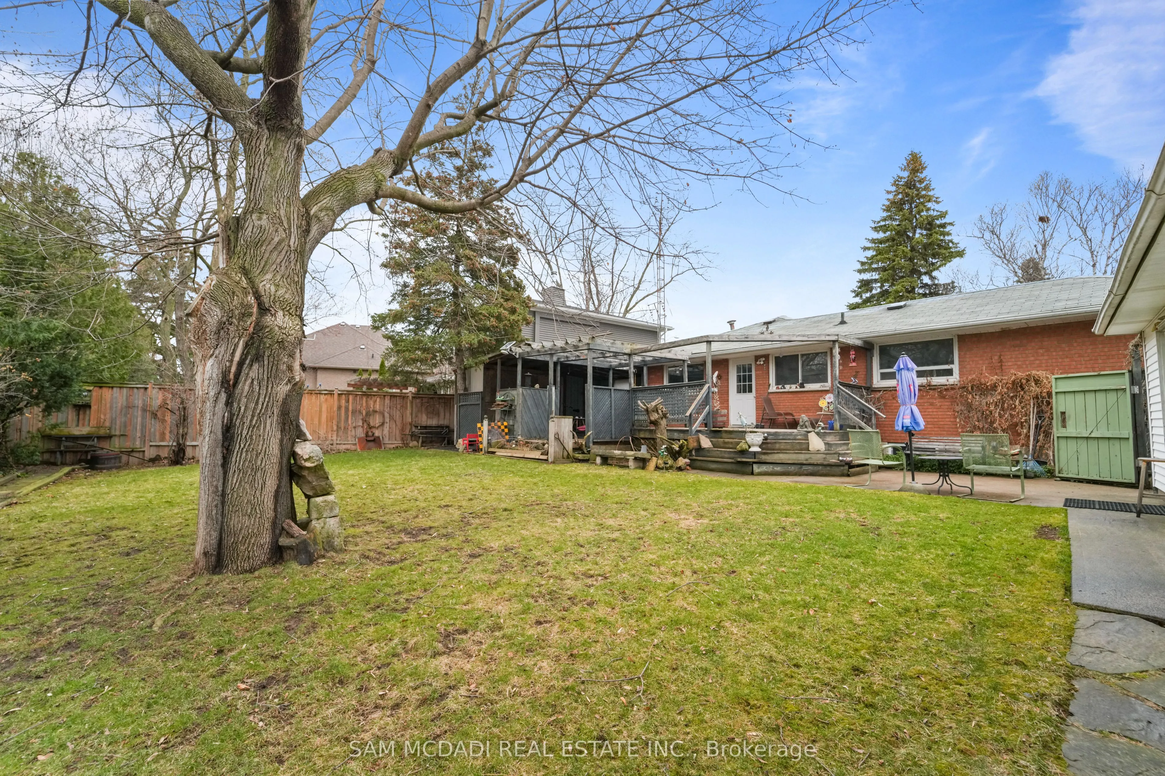 2470 Meadowood Crescent