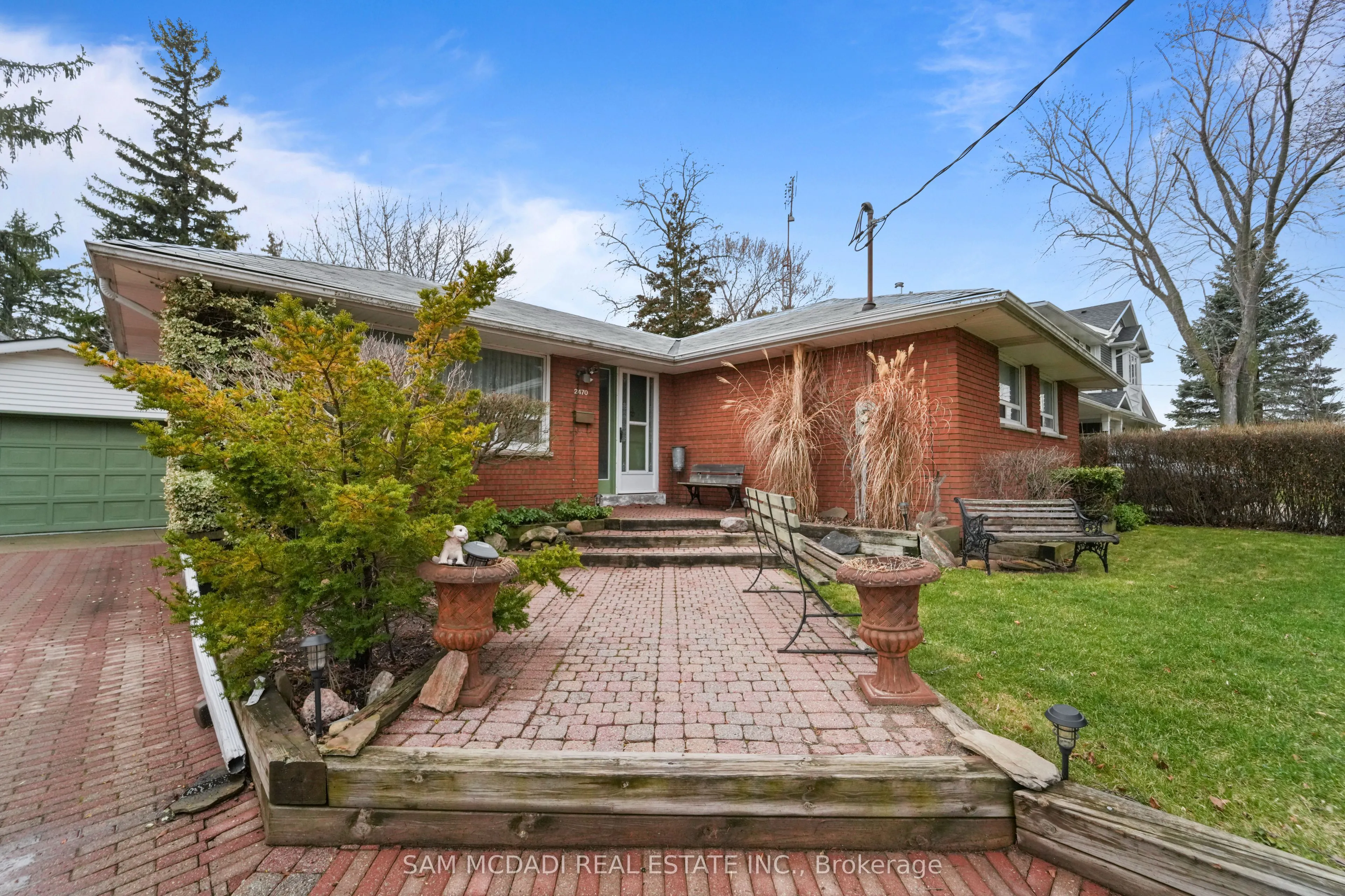 2470 Meadowood Crescent