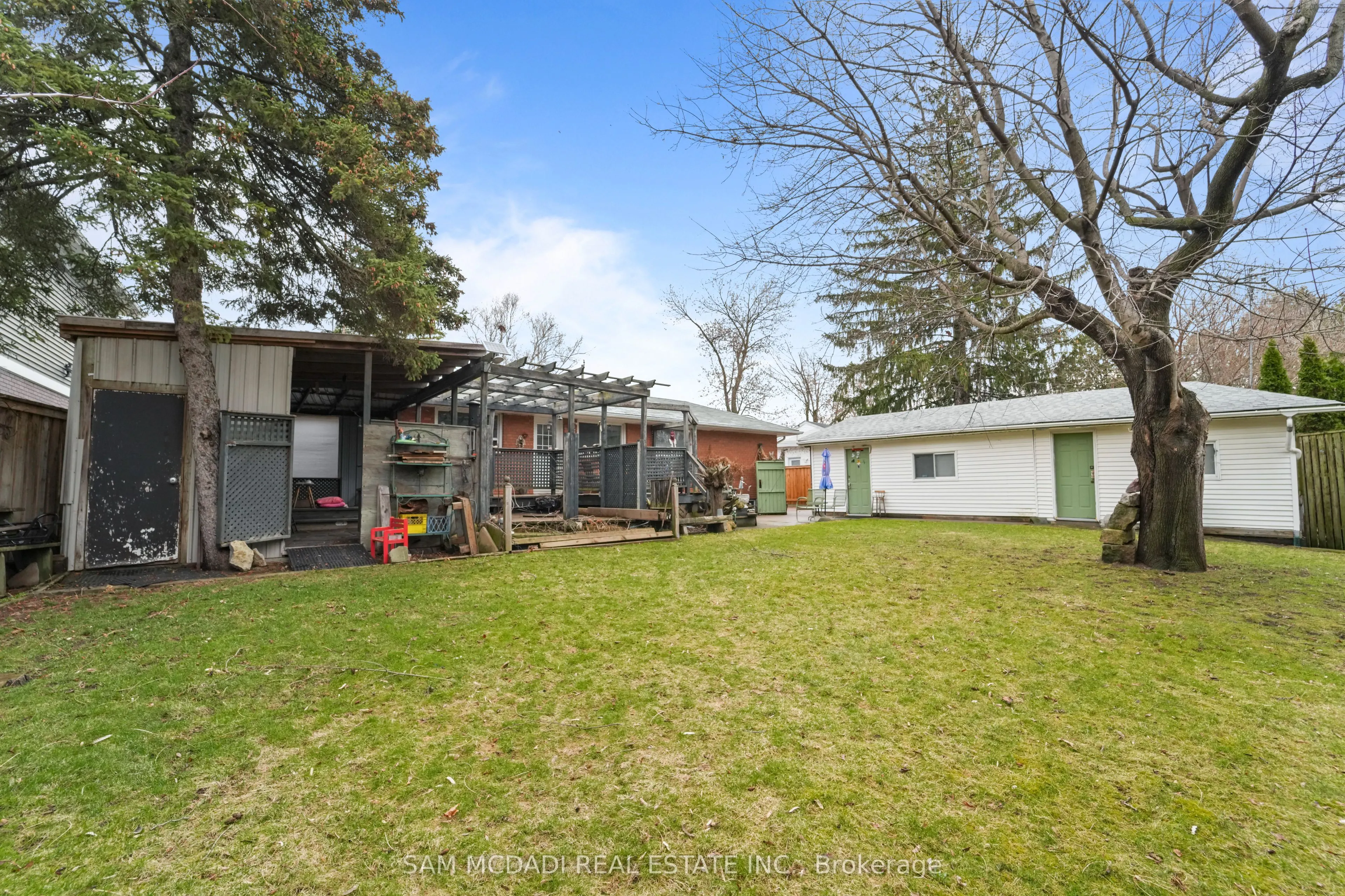 2470 Meadowood Crescent