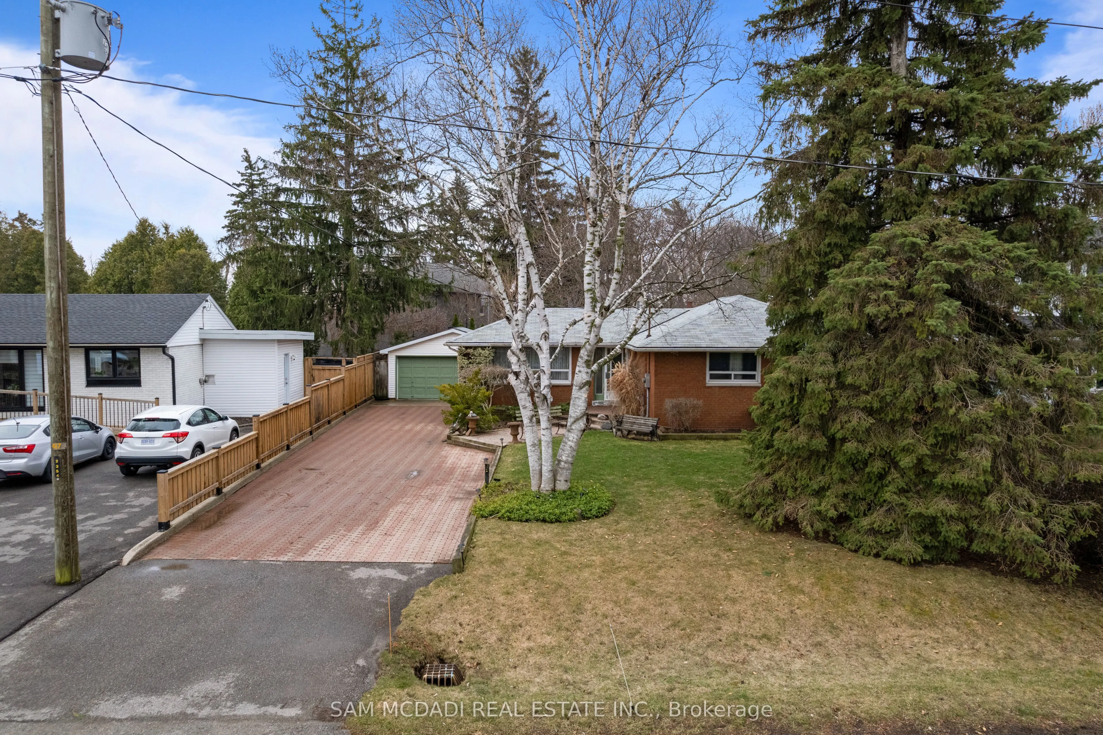 2470 Meadowood Crescent