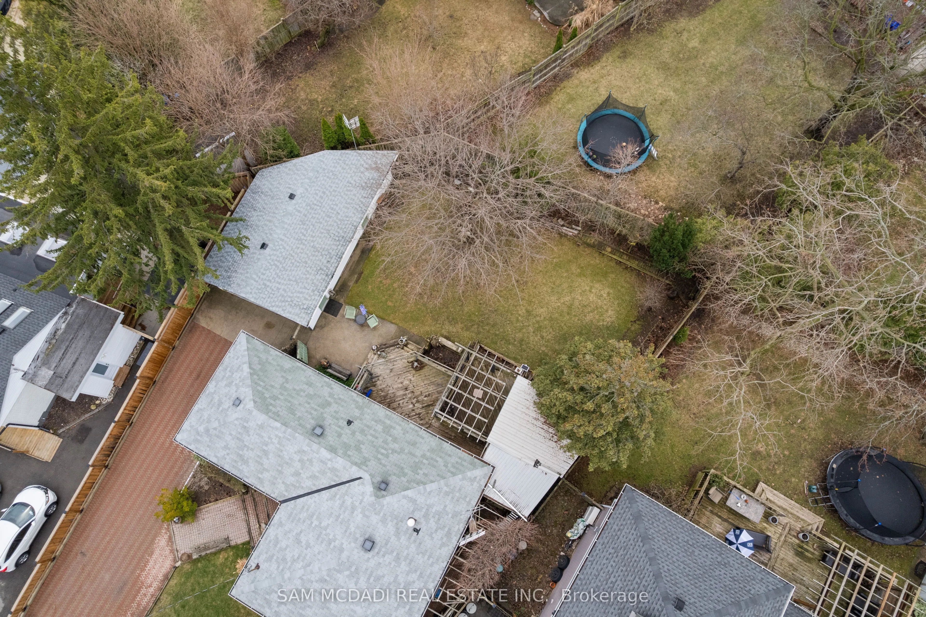 2470 Meadowood Crescent