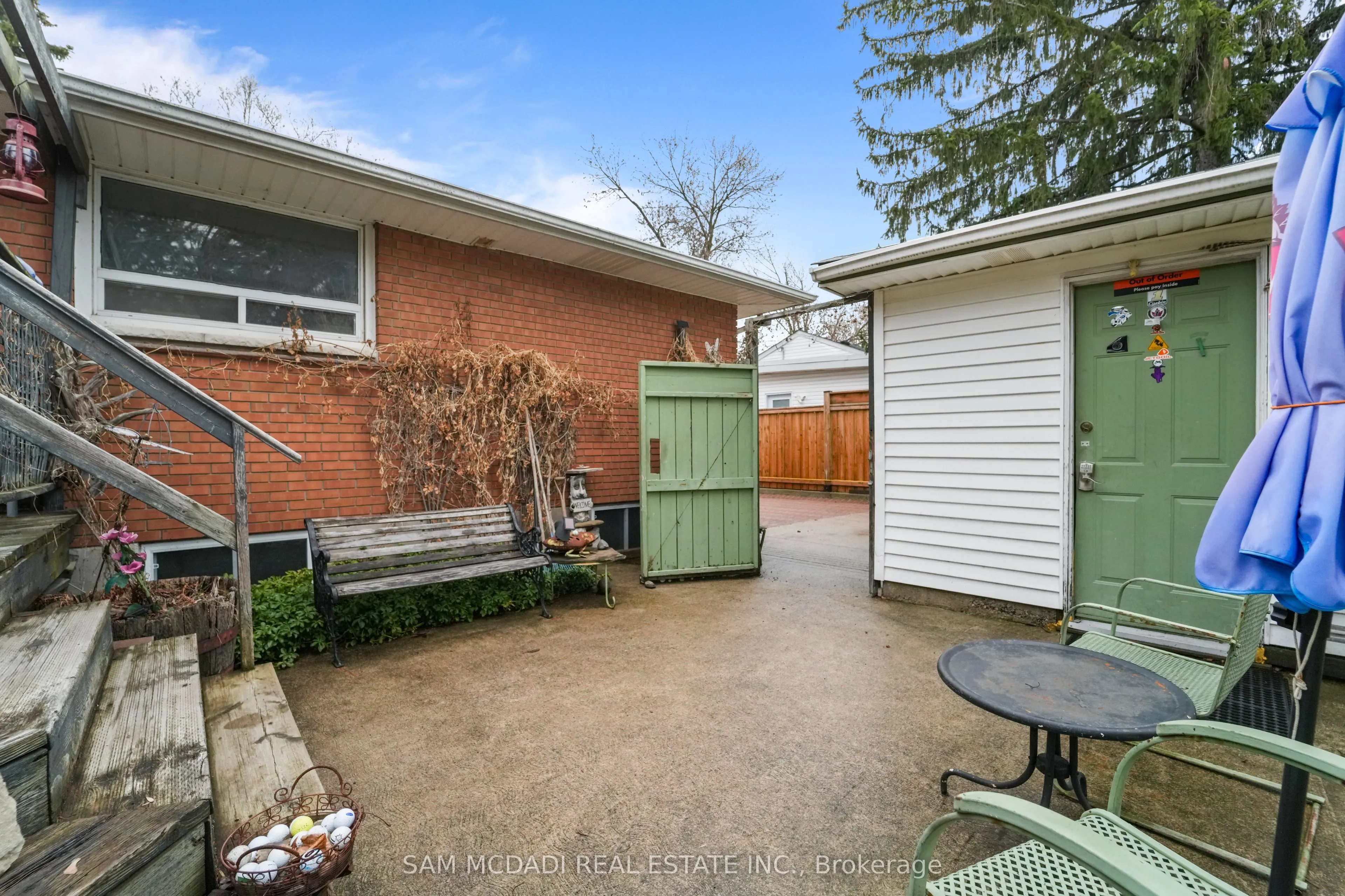 2470 Meadowood Crescent