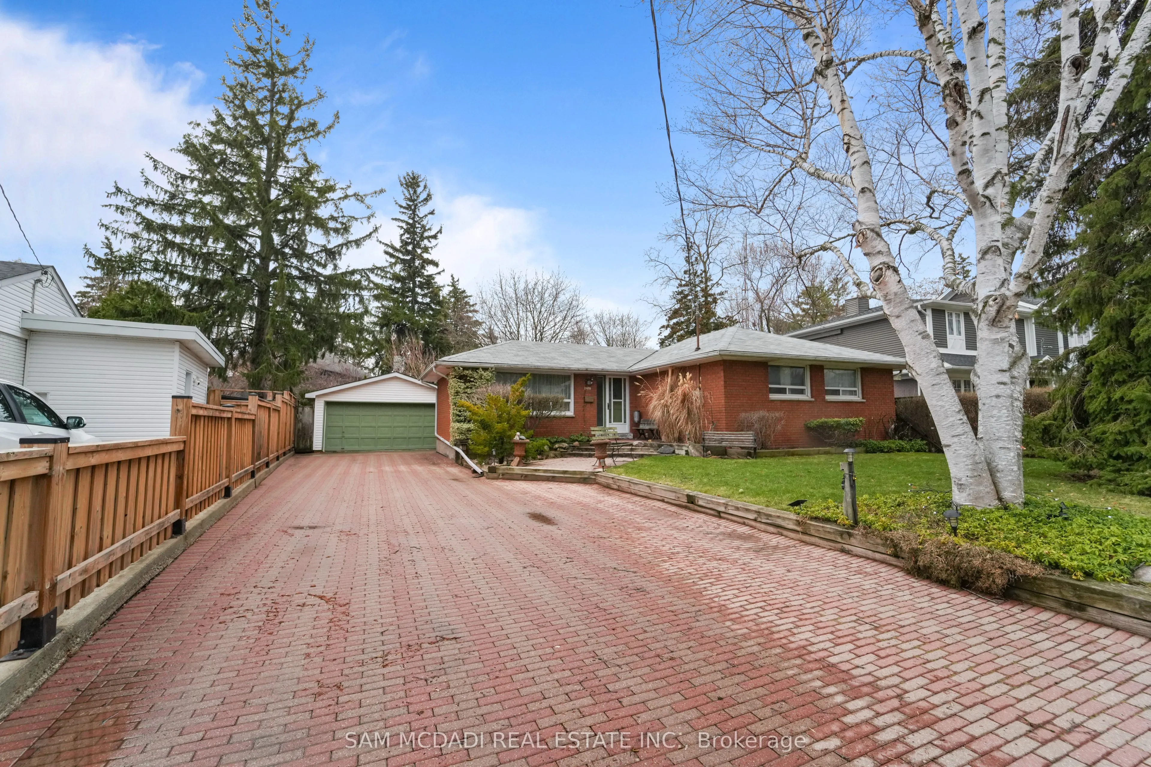 2470 Meadowood Crescent