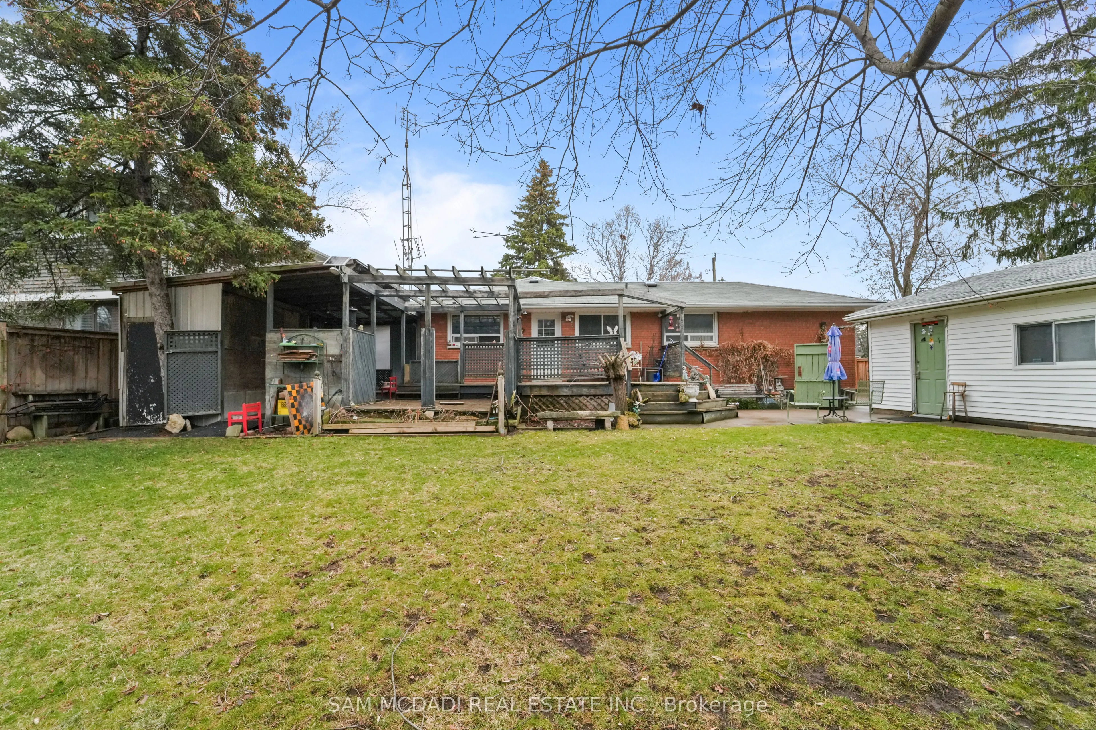 2470 Meadowood Crescent