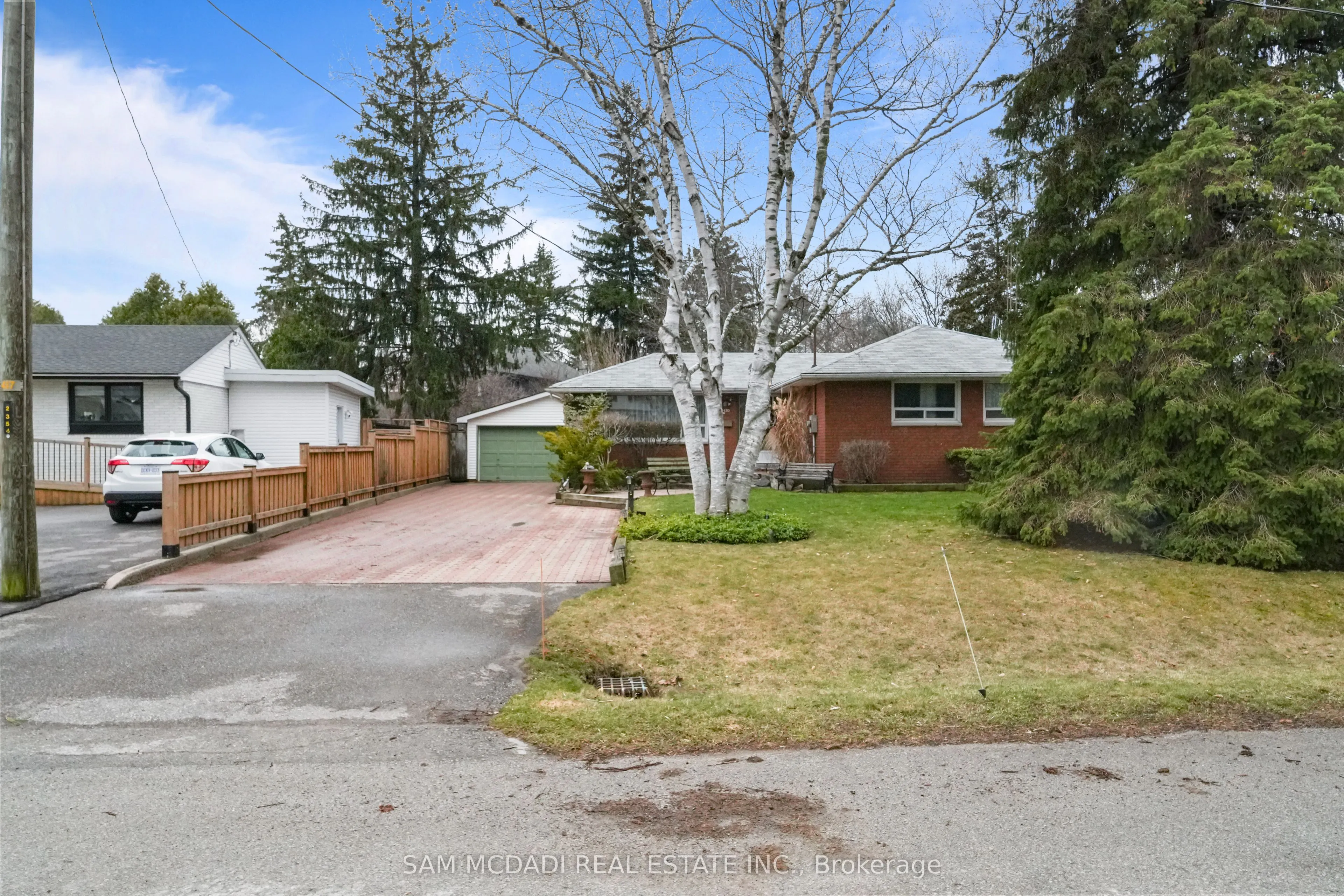 2470 Meadowood Crescent