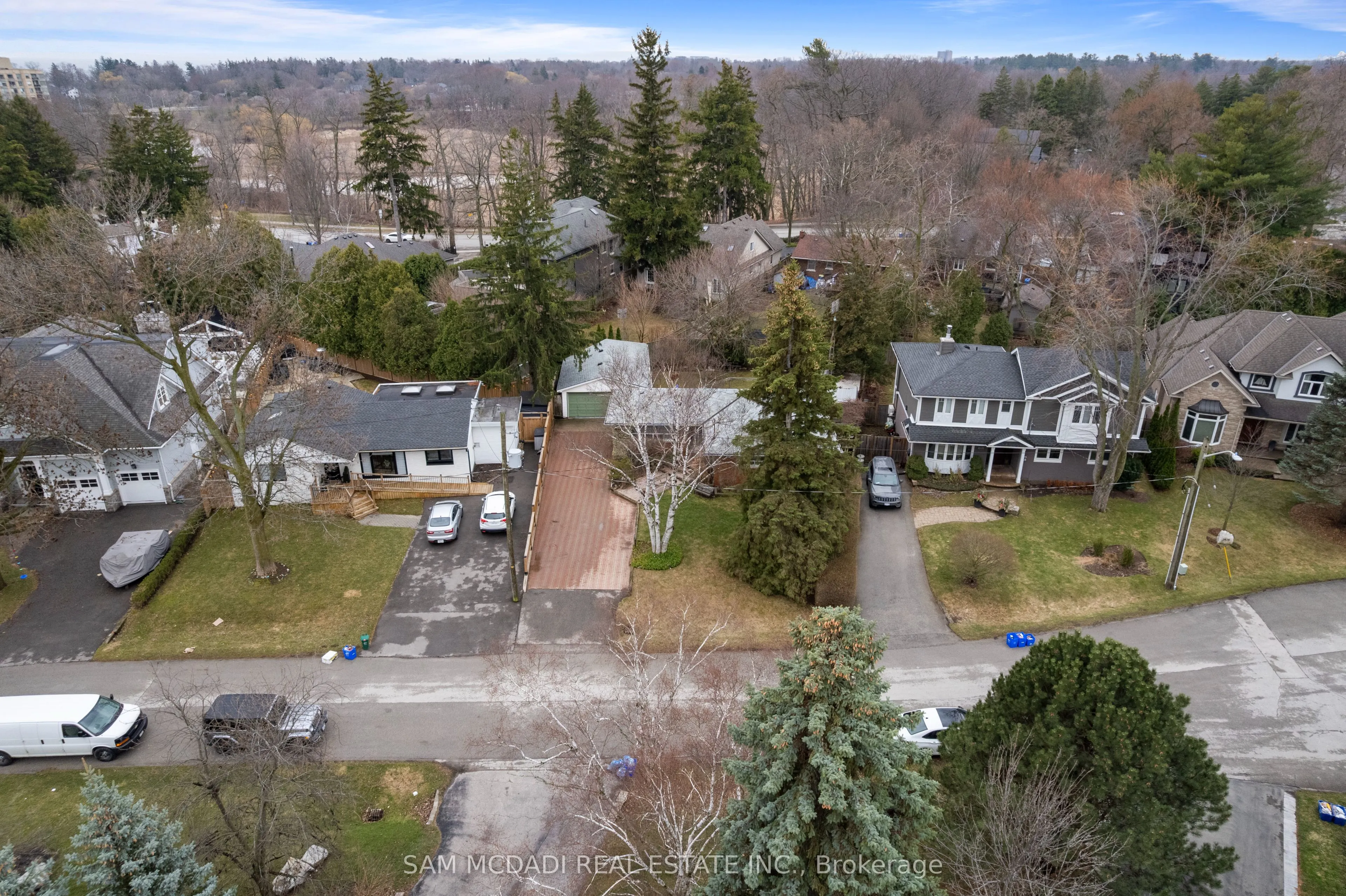2470 Meadowood Crescent