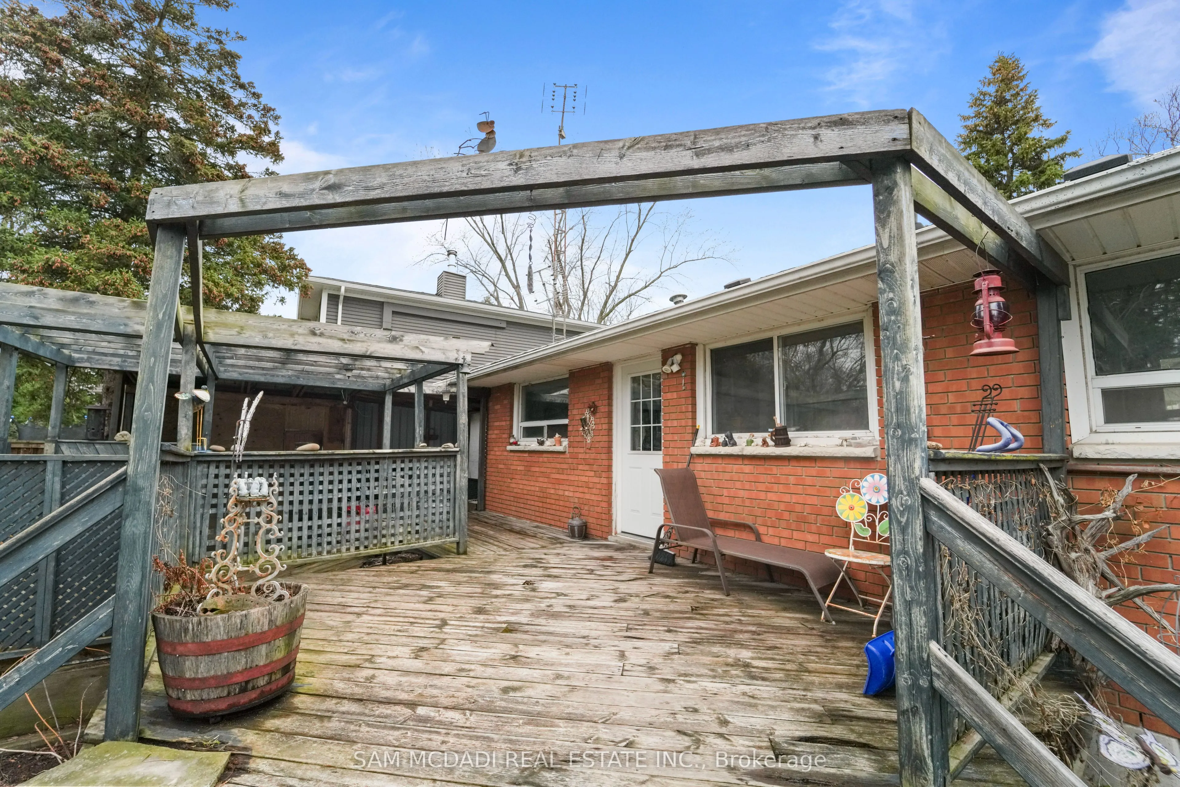 2470 Meadowood Crescent