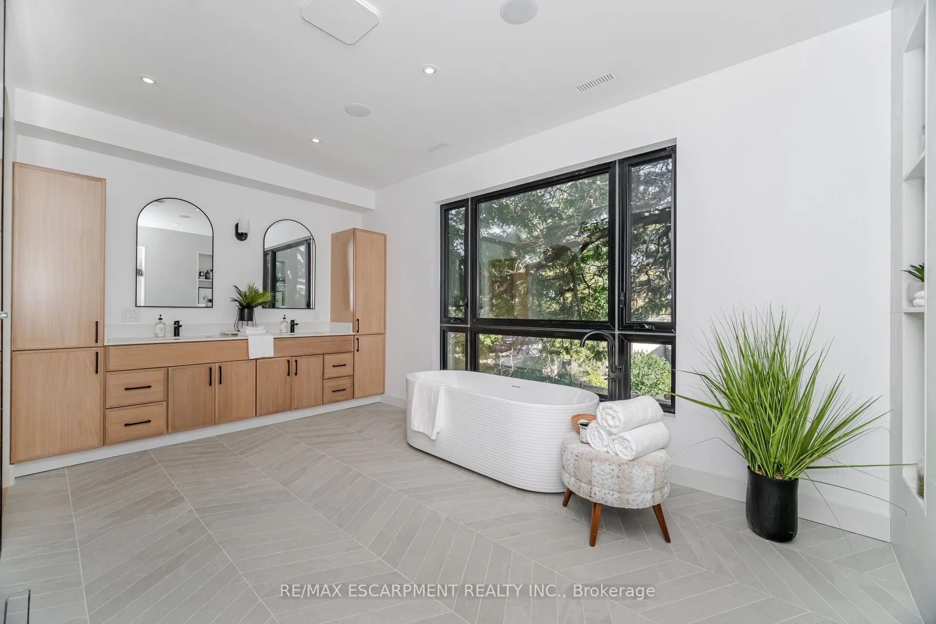 772 Banting Court