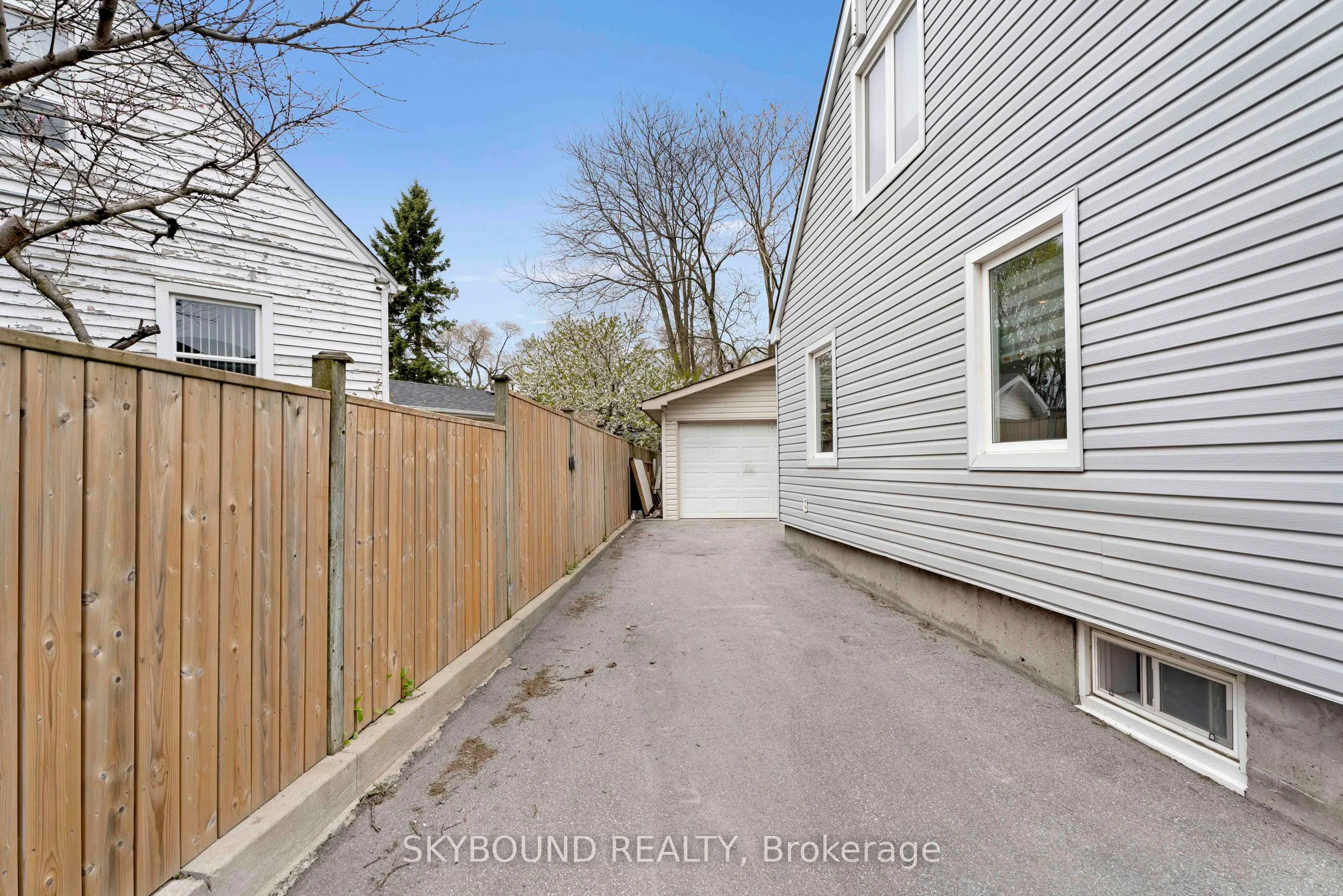 790 The Queensway