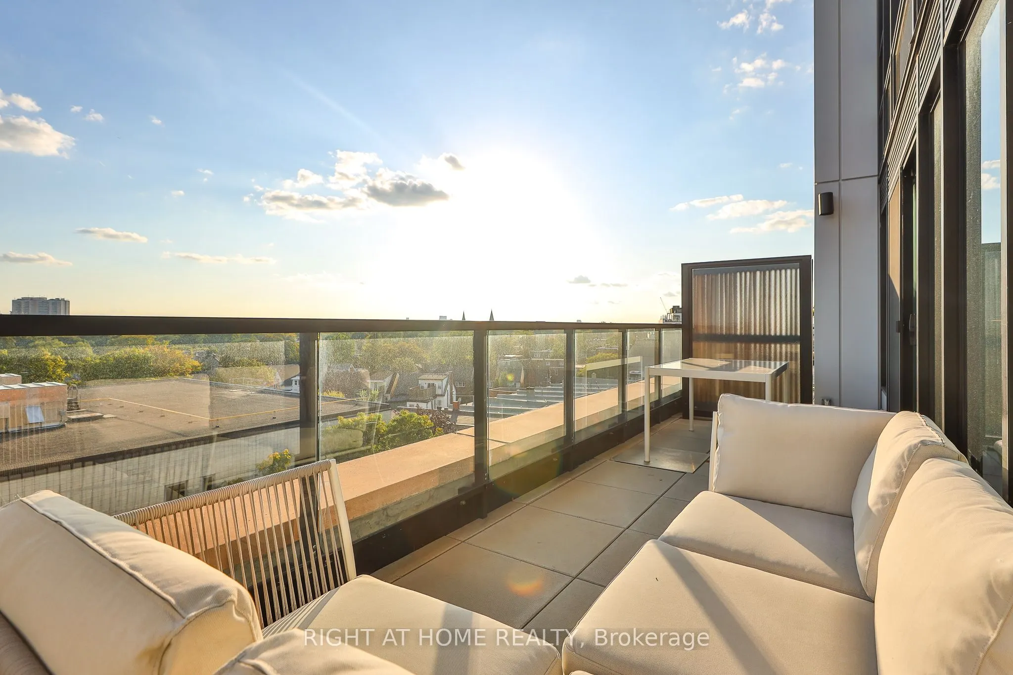 2720 Dundas Street W #607