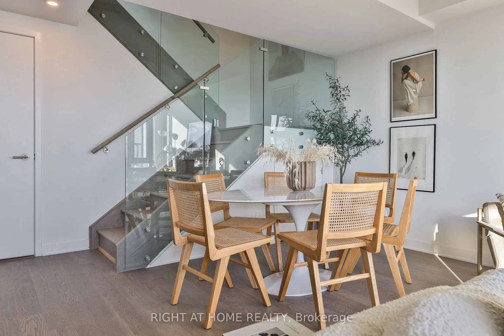 2720 Dundas Street W #607
