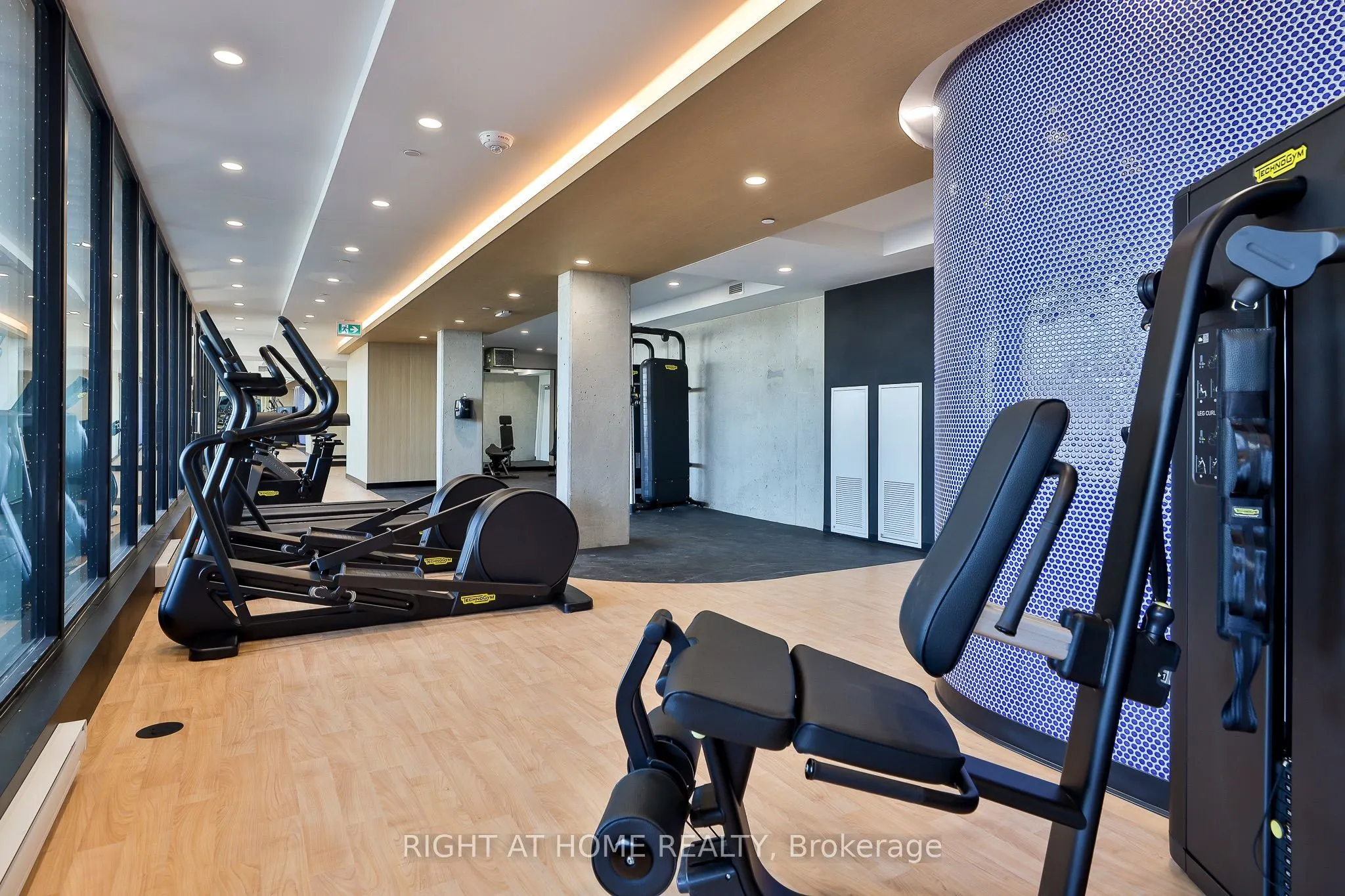 2720 Dundas Street W #607