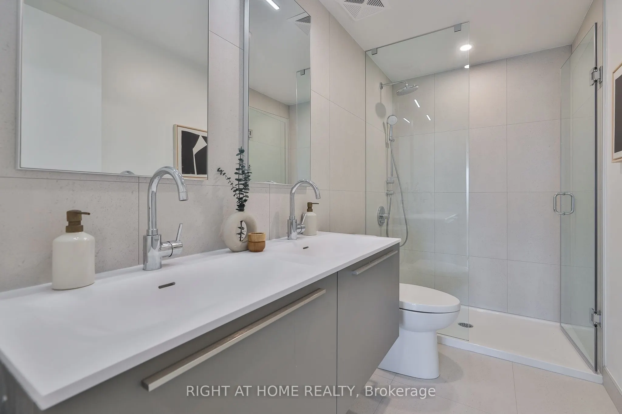 2720 Dundas Street W #607
