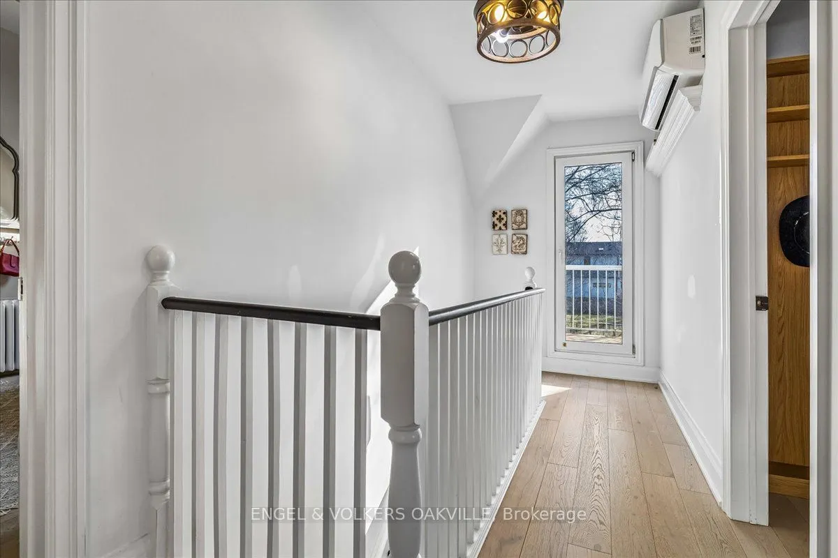 38 John Street S
