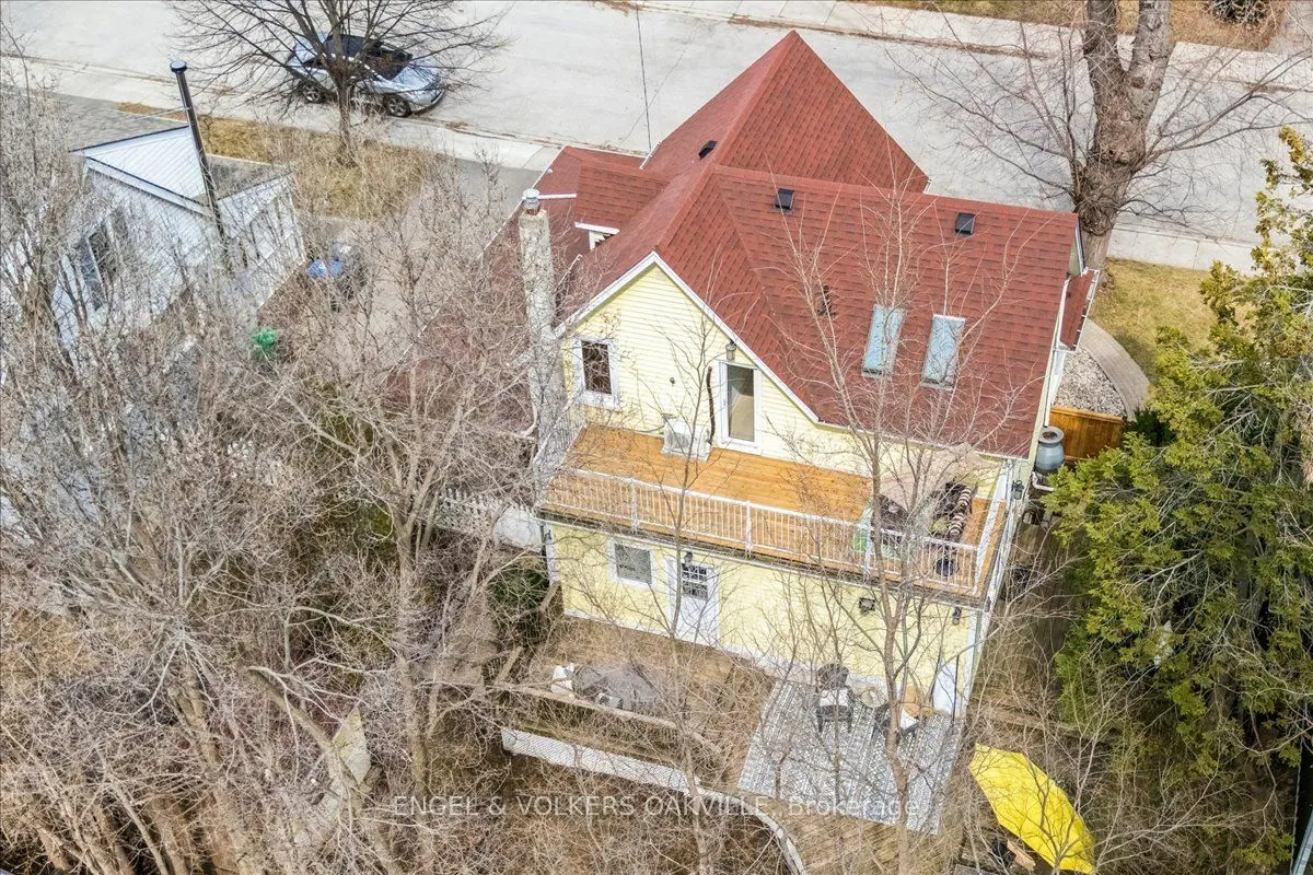 38 John Street S