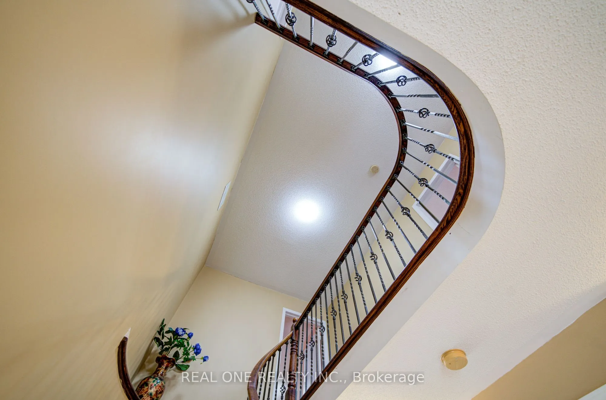 3696 Waterfall Crescent