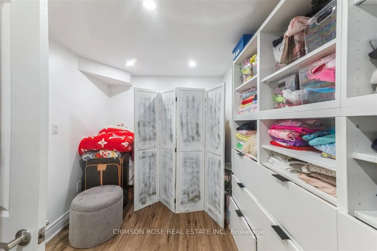89 Holyrood Avenue