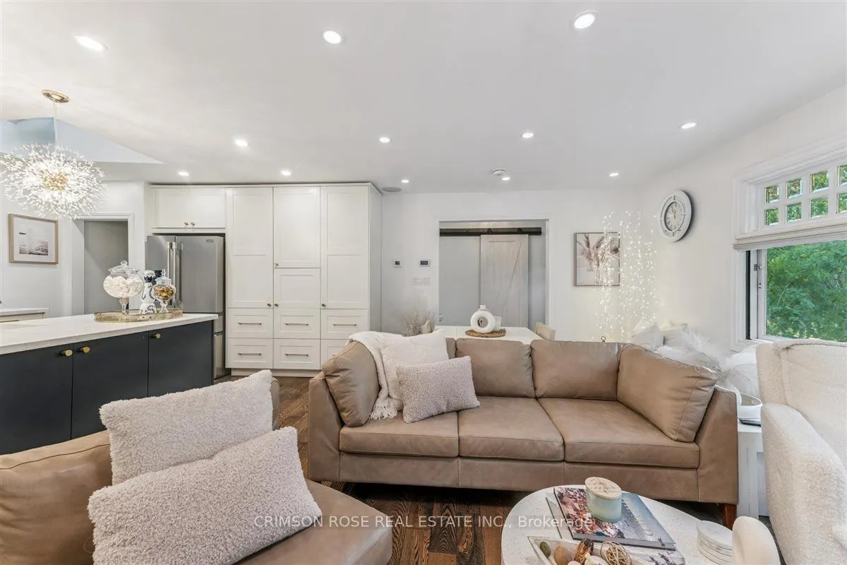 89 Holyrood Avenue