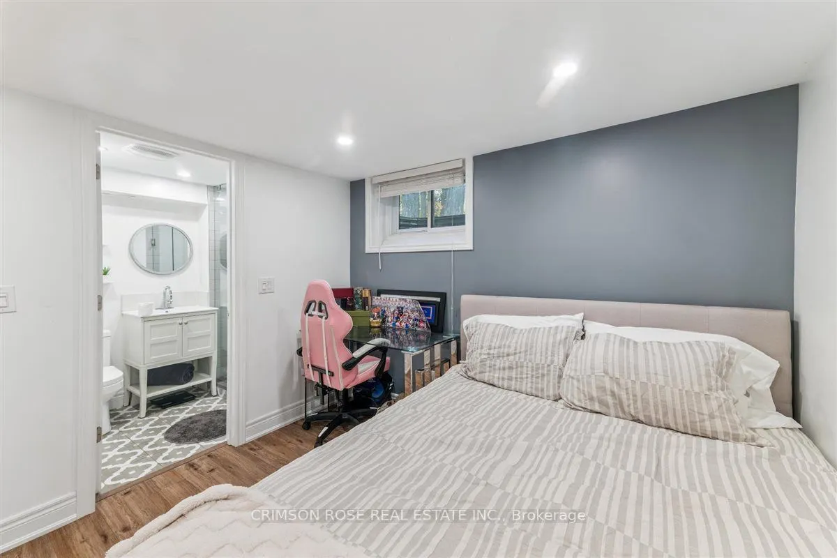 89 Holyrood Avenue