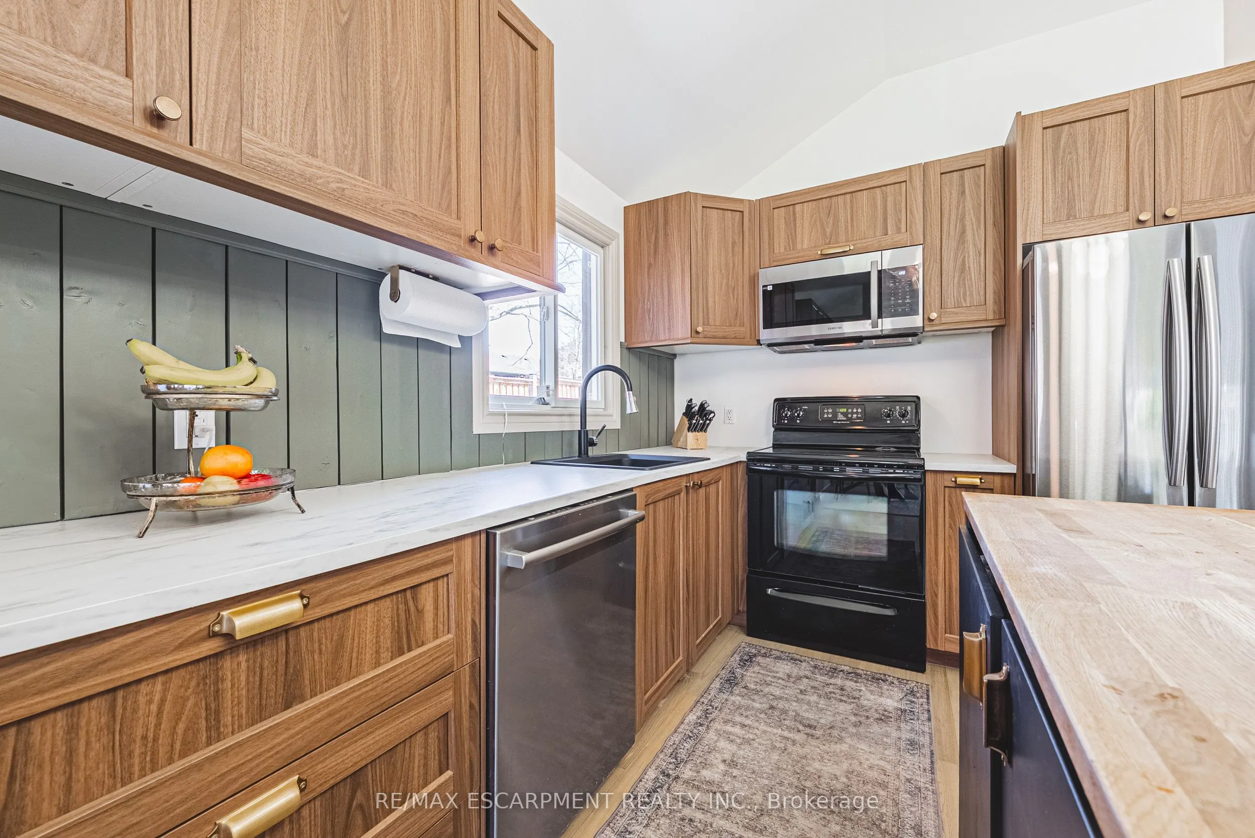 121 Paisley Boulevard E