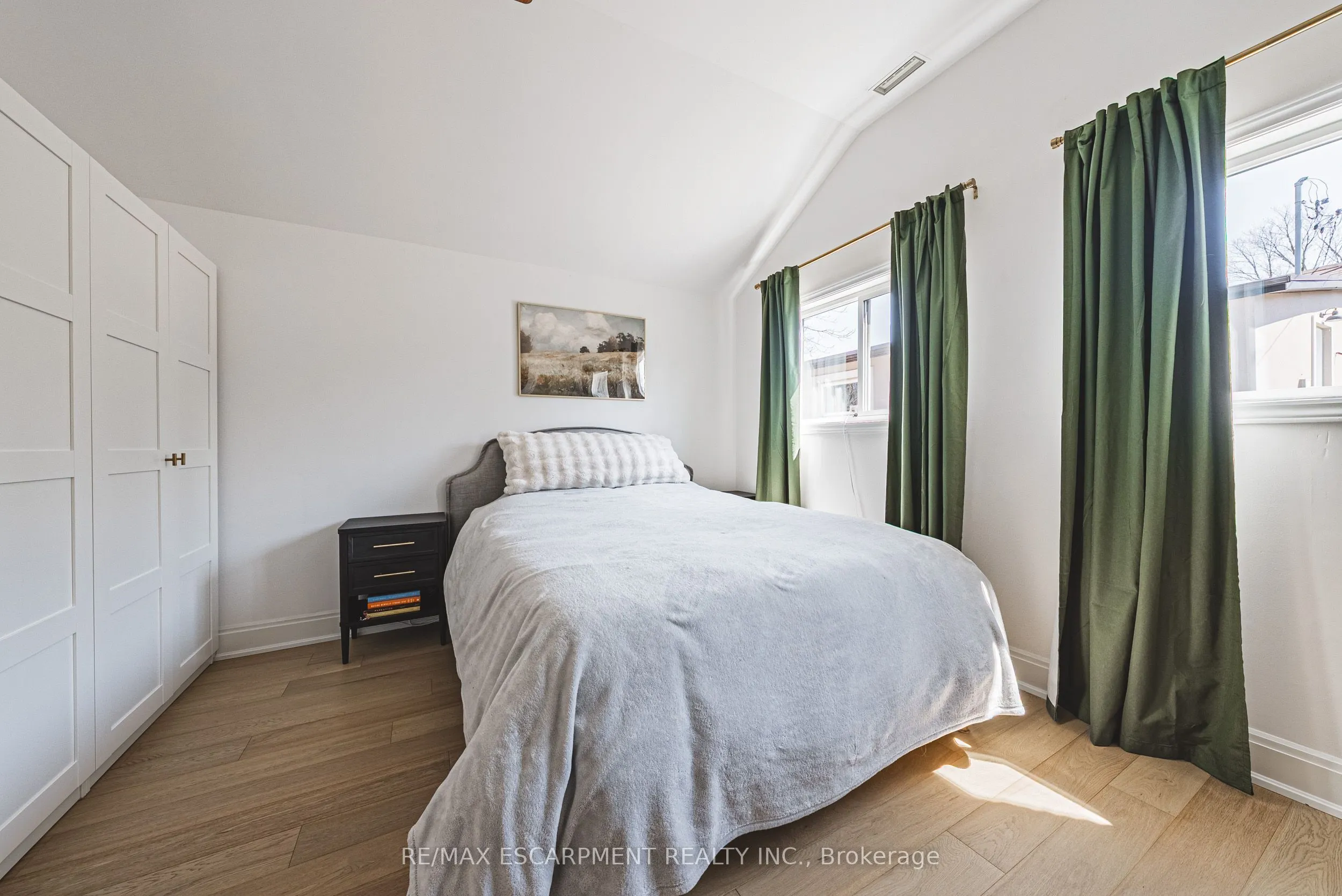 121 Paisley Boulevard E