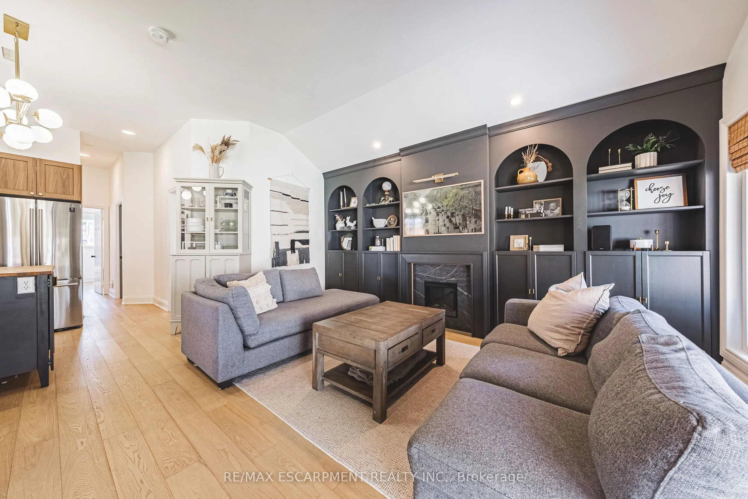 121 Paisley Boulevard E